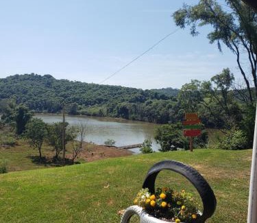 Maximiliano de Almeida Casa | Casa rústica às margens do lago
