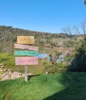 Maximiliano de Almeida Casa | Casa rústica às margens do lago