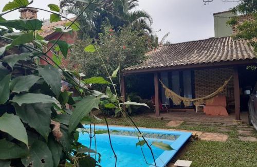 Garopaba Casa | Casa Rústica praia da Ferrugem próximo praia com piscina compartilhada