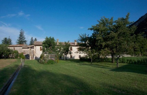 Pale Casa | Casa ridente nella valle del Menotre con giardino