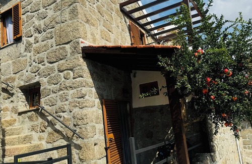 Celorico da Beira Cabaña | Casa Romã - Moradia em Pedra com Vista Para Parque Natural da Serra da Estrela