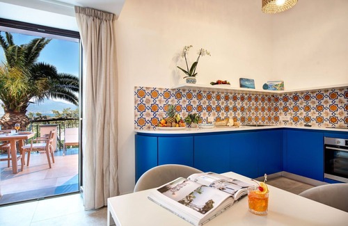 Seiano Apartamento | CASA ROSADA - Spectacular Waterfront Villa with Pool and View of Mount Vesuvius