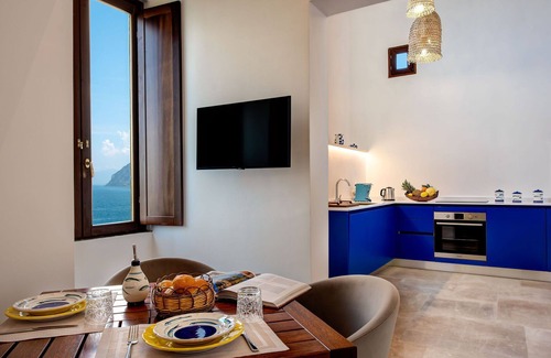 Seiano Apartamento | CASA ROSADA - Spectacular Waterfront Villa with Pool and View of Mount Vesuvius