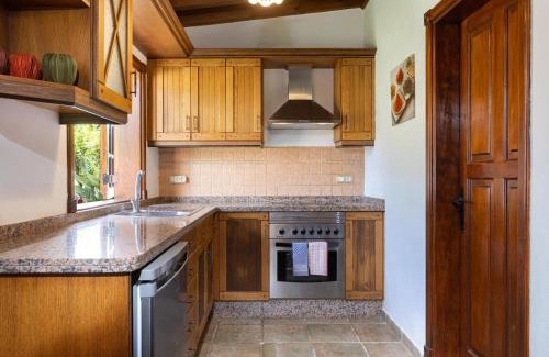 El Guincho Villa | Casa rural con piscina climatizada, barbacoa y Wi-Fi en Icod de los Vinos - ES-279-19