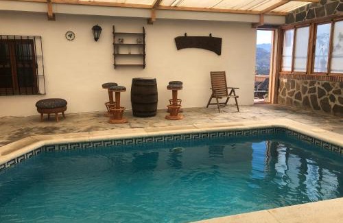 Sayalonga Chalet De Esquí | Casa rural Cristina- Piscina climatizada