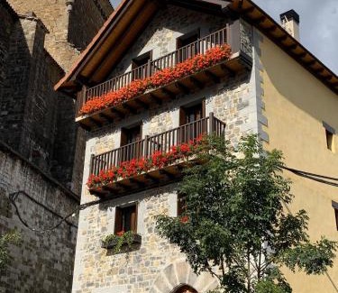 Isaba Casa | Casa rural ELURKOIA