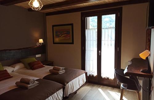 Isaba Casa | Casa rural ELURKOIA