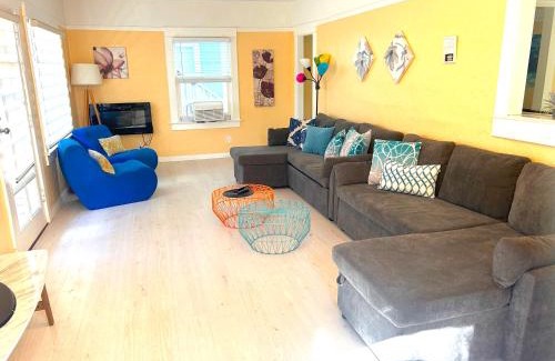 Bridgeview Apartamento | Casa San Diego - Spacious Getaway with Backyard, Firepit, Kid Zone