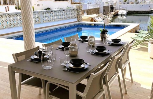 Empuriabrava Villa | Casa Serenity au canal avec piscine et amarre