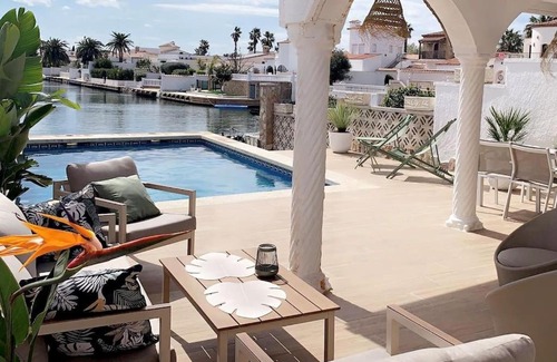 Empuriabrava Villa | Casa Serenity au canal avec piscine et amarre