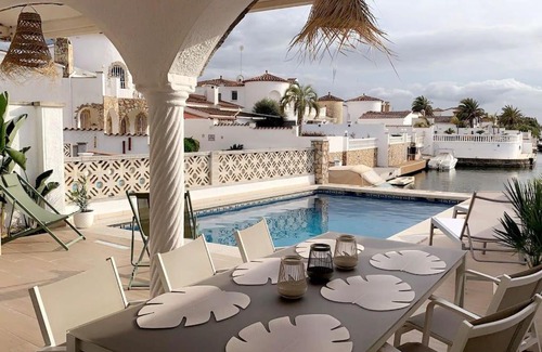 Empuriabrava Villa | Casa Serenity au canal avec piscine et amarre