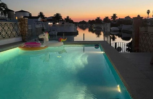 Empuriabrava Villa | Casa Serenity au canal avec piscine et amarre