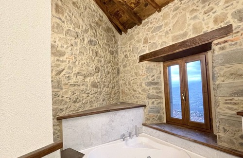 Pieve Fosciana Villa | Casa Sillico Quadruple Room with Jacuzzi