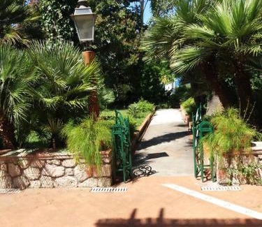 Tiberio Apartamento | Casa Silvana 2 Casa con giardino by ItaliaHost
