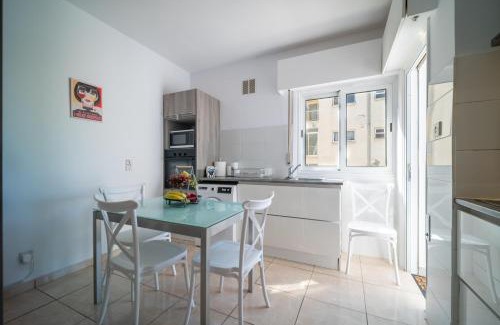 Neapolis Apartamento | Casa Sol 3BR Apartment, Balcony, 5Gbps WiFi, Walk to Beach & Shops