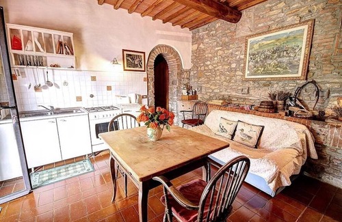 Barberino Tavarnelle Casa | Casa Sparviero B: Un apartamento característico que cubre toda la planta baja de una villa en una sola planta rodeada de prados y verdes colinas.