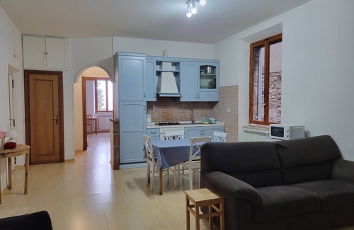 Todi Apartamento | Casa Sulle Mura Medioevali. Comodissimo no Scale. Servizi Raggiungibili a Piedi
