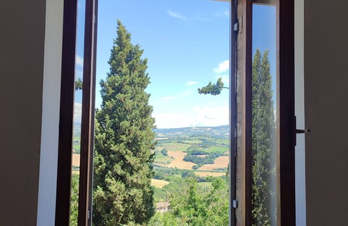 Todi Apartamento | Casa Sulle Mura Medioevali. Comodissimo no Scale. Servizi Raggiungibili a Piedi