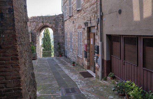 Todi Apartamento | Casa Sulle Mura Medioevali. Comodissimo no Scale. Servizi Raggiungibili a Piedi