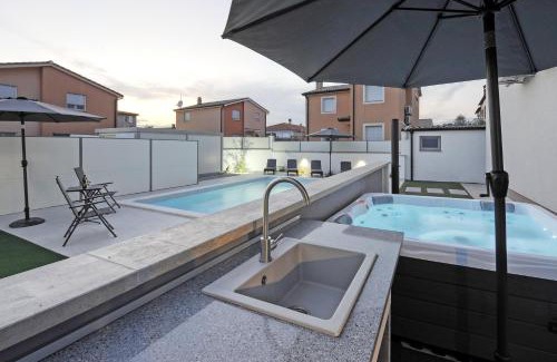 Liznjan Casa | Casa Tara Three-Bedroom Holiday Home