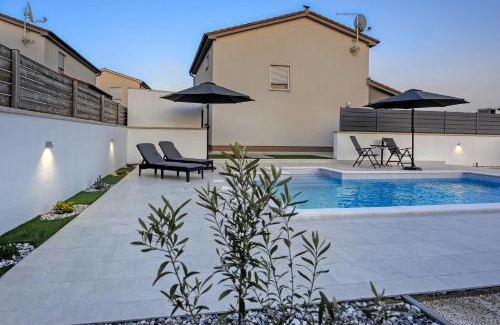 Liznjan Casa | Casa Tara Three-Bedroom Holiday Home