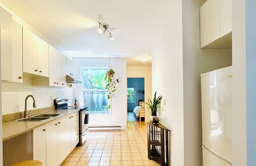Mile-Ex Apartamento | Casa Tierra: Minimalist Garden Apartment in Mile-Ex