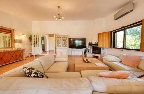 Loule Villa | Casa Tranquility with beautiful pool and Jacuzzi!