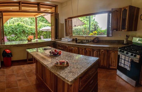 Ballena Casa | Casa Uvita: bosque tropical y vistas al mar, casa ecológica