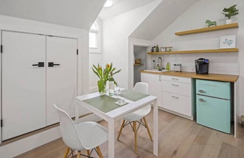Riverside Apartamento | Casa Verde: A Studio Retreat 5 Minutes to Downtown