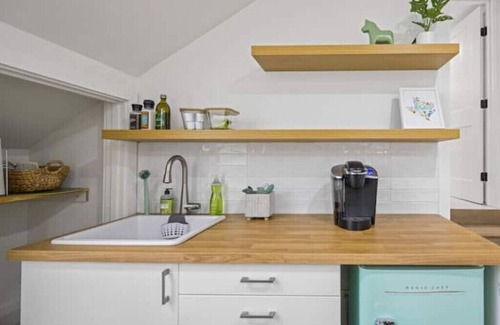 Riverside Apartamento | Casa Verde: A Studio Retreat 5 Minutes to Downtown