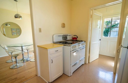 Valley Glen Casa | Casa Verde Idyllic 40's Valley Bungalow Lush Garden jacuzzi and Sauna