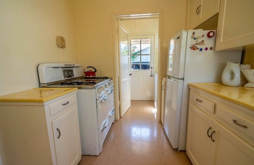 Valley Glen Casa | Casa Verde Idyllic 40's Valley Bungalow Lush Garden jacuzzi and Sauna