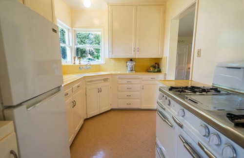 Valley Glen Casa | Casa Verde Idyllic 40's Valley Bungalow Lush Garden jacuzzi and Sauna