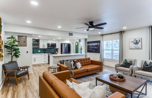 North San Antonio - SAT Casa | Casa Verde - POOL - Sleeps 12 - 8 minutes from Airport
