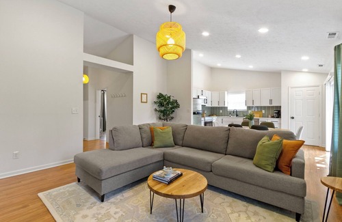 Indianapolis Casa | Casa Verde -Single-Story, Huge backyard, Baby crib