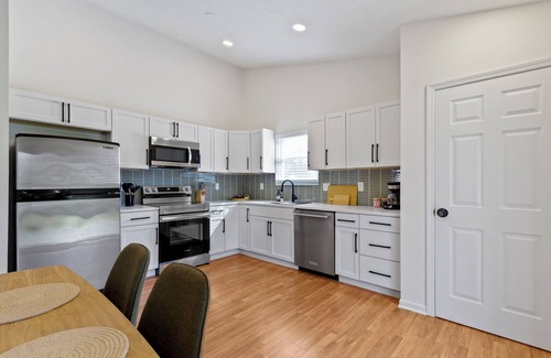 Indianapolis Casa | Casa Verde -Single-Story, Huge backyard, Baby crib