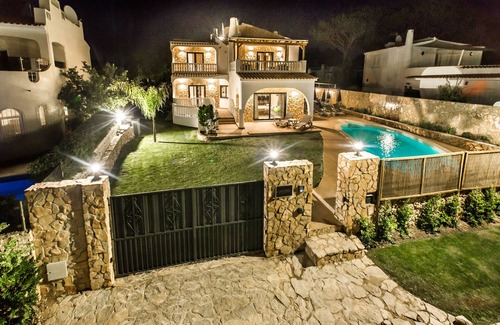 Vilamoura Villa | Casa Verde, Sleeps 12 heated pool Hot tub Pool table. Gardens Child friendly