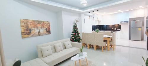 Cabuyao Casa | Casa Viana - Modern House Upto 300mbps Wi-fi with Netflix, FREE Parking