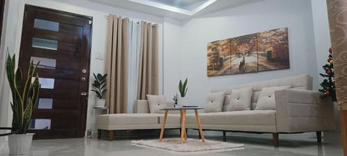 Cabuyao Casa | Casa Viana - Modern House Upto 300mbps Wi-fi with Netflix, FREE Parking
