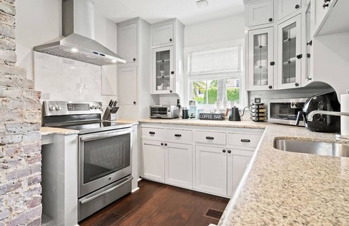 Southside Casa | Casa Washington - Heated Pool, Mins to DT + Beach