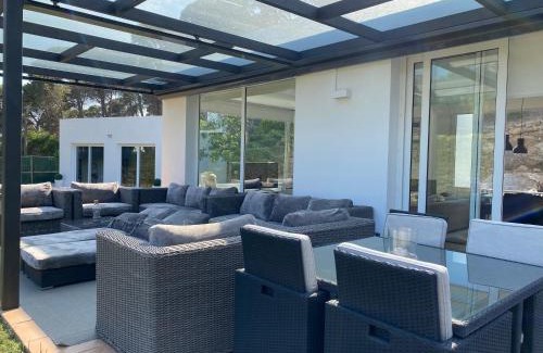 Begur Villa | Casa y loft minimalista, jardín y parking privado