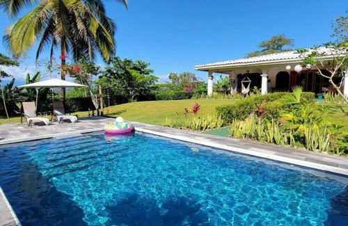 Langostino Villa | Hermosa villa en la cima de la colina entre Playa Zancudo y Playa Pavones