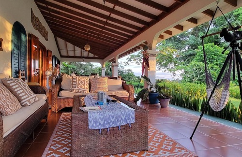 Langostino Villa | Hermosa villa en la cima de la colina entre Playa Zancudo y Playa Pavones