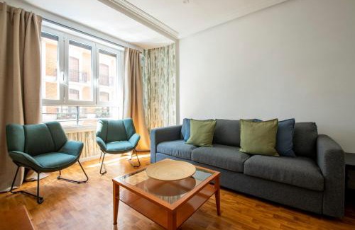 Gros Apartamento | Casa Zurriola Beach! - Surf, eat and relax!