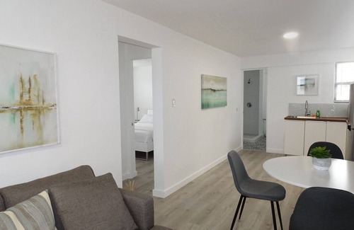 Pedernales Apartamento | NUEVO apartamento de 2 dormitorios de la casa de huéspedes, WiFi, Netflix y Hulu gratuitos, A / C, aparcamiento