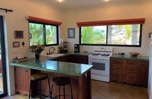 El Sargento Casa | Frente a la playa 1BD / 1BA-Justo al norte de Sandy Rasta beach-Private-expansivos patios- $ 175