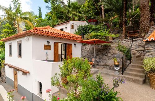 Tabua Apartamento | Casas da Terça - modern comfort in traditional houses set within 300sqm of private gardens to explore