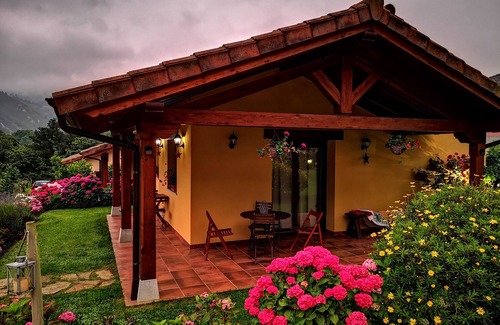 Peruyes Chalet De Esquí | Casas Rurales Entre Castaños. 8 personas.2 casas entre el mar y la montaña.
