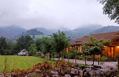 Peruyes Chalet De Esquí | Casas Rurales Entre Castaños. 8 personas.2 casas entre el mar y la montaña.