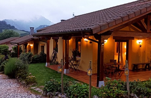Peruyes Chalet De Esquí | Casas Rurales Entre Castaños. 8 personas.2 casas entre el mar y la montaña.
